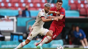 Carrasco conduce el bal&oacute;n con B&eacute;lgica.