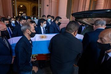 El cortejo fúnebre, que terminó en el cementerio de Bella Vista, estuvo rodeado de decenas de aficionados. Una caravana de seguidores lo acompañó todo el camino.