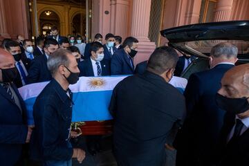 El cortejo fúnebre, que terminó  en el cementerio de Bella Vista, estuvo rodeado de decenas de aficionados. Una caravana de seguidores lo acompañó todo el camino.