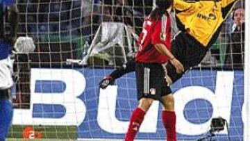 <b>EL GOL DEL EMPATE</B>. Böhme abrió la cuenta del Schalke de un tremendo zapatazo.