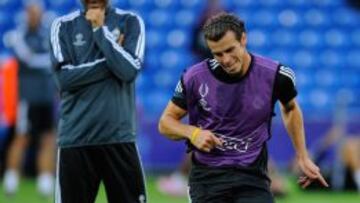 Bale con Hierro, en el Cardiiff City Stadium.