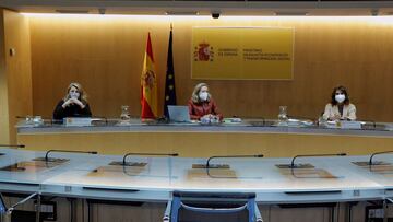 MADRID, 10/01/2022.- La vicepresidenta primera del Gobierno, Nadia Calviño (c), preside la primera Mesa de Diálogo Social convocada para tratar el Plan de Recuperación, Transformación y Resiliencia, en la que participarán patronal, sindicatos y una decena de ministros. En la imagen junto a Calviñlo, la ministra de Trabajo, Yolanda Díaz (i), y la ministra de Hacienda, María Jesús Montero (d). EFE/ Zipi