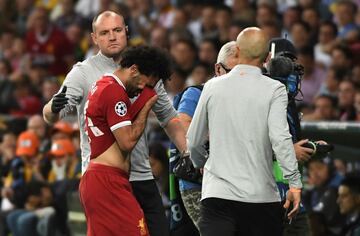 Salah se lesionó en el hombro y tuvo que ser sustituido.