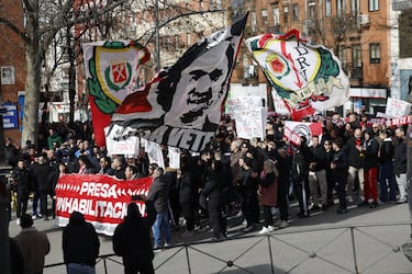 La hinchada franjirroja responde al 'exilio' en Butarque.
