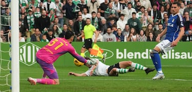 El central oviedista no se prodiga en ataque, pero suele encontrar premio. Ante el Racing se encargó de adelantar al equipo en El Sardinero.