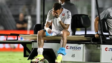 Soccer Football - Brasileiro Championship - Santos v Atletico Mineiro - Estadio Urbano Caldeira, Santos, Brazil - April 16, 2025 Santos' Neymar leaves the pitch after sustaining an injury REUTERS/Thiago Bernardes TPX IMAGES OF THE DAY