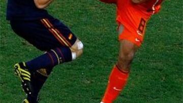 Van Bommel y De Jong merecieron la roja en la primea parte