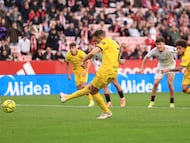 Stuani durante el lanzamiento del penalti contra el Sevilla.