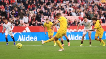 Stuani durante el lanzamiento del penalti contra el Sevilla.