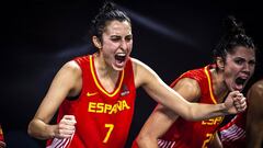 Alba Torrens y Marta Xargay celebran una canasta de Espa&ntilde;a.