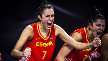 Alba Torrens y Marta Xargay celebran una canasta de Espa&ntilde;a.