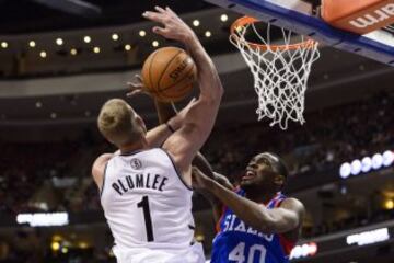 Jarvis Varnado (40) defiende a Mason Plumlee (1).