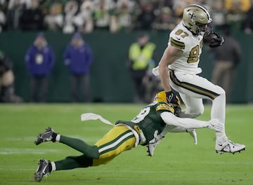 New Orleans Saints tight end Foster Moreau (87) is tackled by Green Bay Packers safety Zayne Anderson (39) 