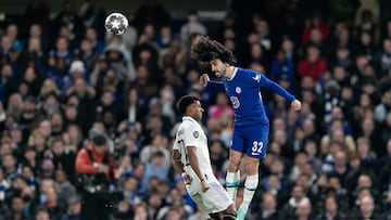 Marc Cucurella remata de cabeza ante Rodrygo Goes y su característico pelo hace de las suyas.