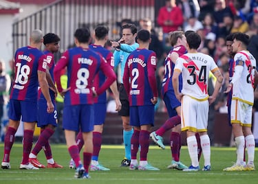 El club blaugrana reclamó un posible fuera de juego en el gol del Rayo pero el VAR ratificó el tanto.