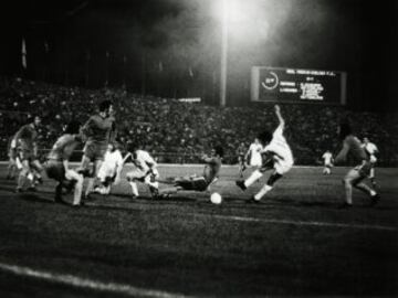 La final de la Recopa entre el Chelsea y el Real Madrid estaba condenada al suspense. Con el 0-1 en contra, Zoco marcó en el minuto 90. En el partido de desempate el árbitro no pitó un penalti a Amancio y el Madrid cayó por 2-1 en el que fue el último partido de Gento con el Madrid.
En la imagen el gol de Zoco con el que empata al Chelsea en el minuto 90