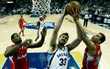 Marc Gasol disputa un rebote ante DeAndre Jordan y Blake Griffin de los Clippers.