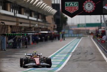 Lewis Hamilton durante el test de pretemporada 2025 de Frmula 1 celebrado en el Circuito Internacional de Sakhir, en Bahrin.