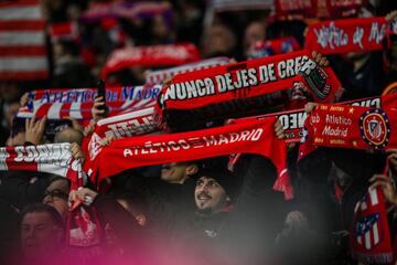 Aficionados del Atltico en el Metropolitano. Protesta por los horarios del equipo en la Liga.