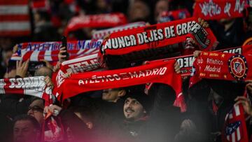 Aficionados del Atlético en el Metropolitano. Protesta por los horarios del equipo en la Liga.