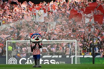 Indi, mascota del Atlético, también quiso celebrar los 120 años del Atlético.