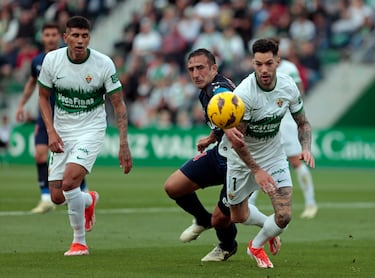 Cinco jornadas después, el Elche venció y lo hizo ante un rival por el ascenso. Tete Morente puso el segundo tanto de los ilicitanos, tras aprovecharse de un error de los visitantes, con un disparo ajustado desde fuera del área que cogió a Yáñez fuera de posición.