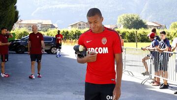 Mbapp&eacute; lleg&oacute; al campo desde el hotel en el veh&iacute;culo negro del fondo.  