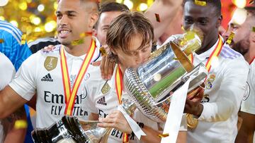 Modric besa el trofeo.