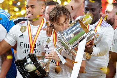 Modric besa el trofeo.