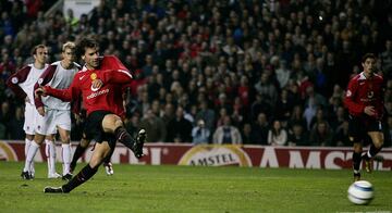 El 3 de noviembre de 2004 marcó cuatro goles en el Manchester United - Sparta de Praga. 