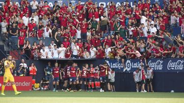Los jugadores de Osasuna celebran el gol con la grada.