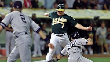 Posada retir&oacute; a Giambi en el plato tras la asistencia de Jeter. Con esa carrera los A&#039;s hubieran empatado el Juego 3 de la ALDS, serie que perdieron tras llevar ventaja de dos partidos.