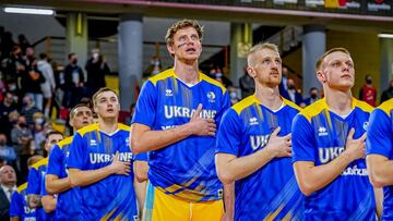 Artem Pustovyi canta el himno nacional ucraniano junto al resto de sus compañeros antes del partido contra Rusia.