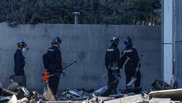 Varios agentes de la Policía Nacional junto al edificio incendiado del barrio de Campanar, a 24 de febrero de 2024, en Valencia, Comunidad Valenciana (España). La Policía Científica ha encontrado en la mañana de hoy a la décima persona fallecida, un hombre que se encontraba desaparecido. Un incendio de grandes dimensiones arrasó el pasado 22 de febrero un edificio de 14 plantas en el barrio valenciano de Campanar. El fuego, originado en el cuarto piso del inmueble, generó una gran columna de llamas y una densa humareda que ha afectado a varias plantas del edificio. En el edificio, de 138 viviendas, residían unas 450 personas. El Ayuntamiento ha decretado tres días de luto y se han suspendido los actos falleros para este fin de semana.
24 FEBRERO 2024;DESASTRE;INCENDIO;FALLECIDOS;LLAMAS;FUEGO;LUTO;EDIFICIO
Rober Solsona / Europa Press
24/02/2024