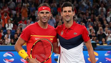 Novak Djokovic y Rafa Nadal posan antes de su partido en la final de la ATP Cup entre Serbia y Espa&ntilde;a.