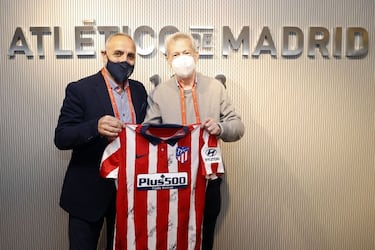 El Atlético cuida y homenajea a sus socios más veteranos