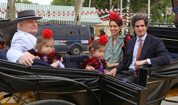 El Duque de Alba, su hijo Fernando Fitz-James Stuart, su nuera Sofía Palazuelo, y sus nietas, Rosario y Sofía, pasean en coche de caballos por la Feria de Abril.