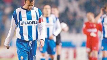 <b>TRÁGICO EPÍLOGO. </b>Fran se retira cabizbajo en su último partido en Europa con la camiseta deportivista.