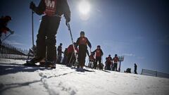 Imagen de varias personas esquiando en las pistas de la Estaci&oacute;n de Esqu&iacute; de Navacerrada.