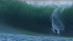 El surfista Peter Mel en el bottom de una ola gigante en Mavericks (California, Estados Unidos) el 8 de enero del 2021, en lo que algunos consideran que es la mejor ola surfeada en este spot de olas gigantes. 