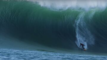 El surfista Peter Mel en el bottom de una ola gigante en Mavericks (California, Estados Unidos) el 8 de enero del 2021, en lo que algunos consideran que es la mejor ola surfeada en este spot de olas gigantes. 