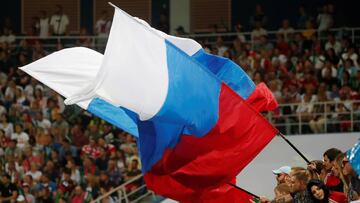 Bandera rusa en estadio de atletismo.