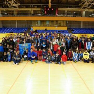 La plantilla del Estudiantes, rodeada de aficionados en el Magariños.