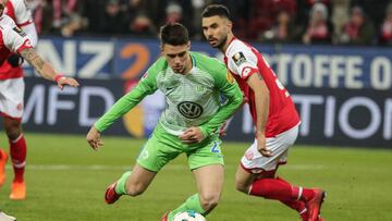 El centrocampista croata del Wolfsburgo Josip Brekalo marca el 1-0 ante el Mainz durante el partido de la Bundesliga.