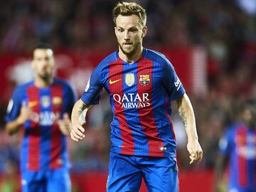 SEVILLE, SPAIN - NOVEMBER 06:  Ivan Rakitic of FC Barcelona  in action on during the match between Sevilla FC vs FC Barcelona as part of La Liga at Ramon Sanchez Pizjuan Stadium on November 6, 2016 in Seville, Spain.  (Photo by Aitor Alcalde/Getty Images)
 PUBLICADA 12/11/16 NA MA22 1COL