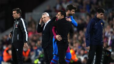 Gerard Piqu¨¦ se abraza con Xavi Hern¨¢ndez tras ser sustituido por Eric Garc¨ªa.