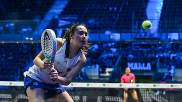 MADRID , 30/01/2025.- Un momento del encuentro entre las duplas formadas por Jessica Castelló y +
Andrea Ustero (en la imagen) recupera una bola en la pared.
