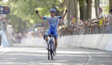 Simon Yates celebra la victoria en la 14&ordf; etapa del Giro con final en Tur&iacute;n.