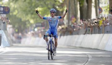 Simon Yates celebra la victoria en la 14ª etapa del Giro con final en Turín.