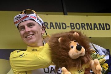 Tadej Pogacar ya luce el maillot amarillo del Tour de Francia, despu谷s de su haza?a en la primera cita con los Alpes.
